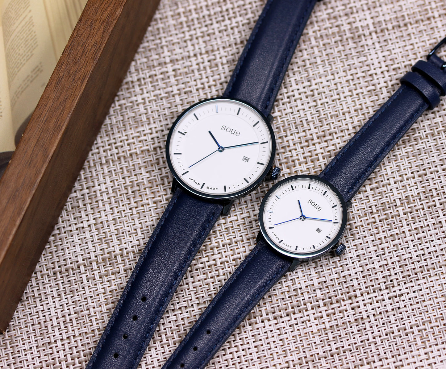 soue A Basics ペアウォッチ 革ベルト レザーバンド メタリックブルー×ホワイト文字盤×ブルー ペア メンズ/レディース 38mmサイズ×30mmサイズ 腕時計